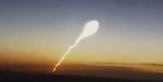 甘肃天空现巨大发光不明飞行物