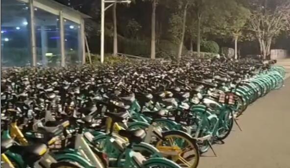 南京一地铁口被大量共享单车堵死